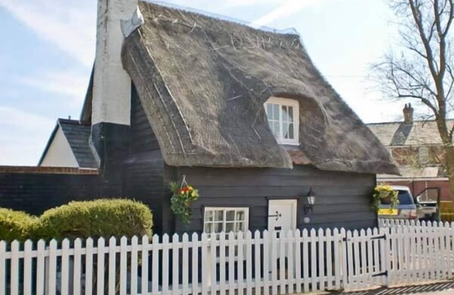 LITTLE THATCH, pet friendly, with a garden in Walton-On-The-Naze