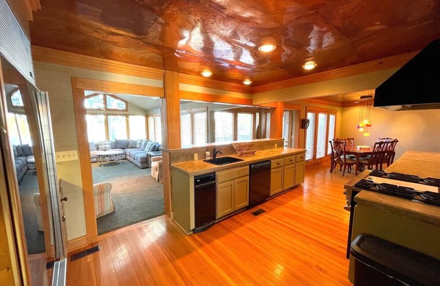 Live Like a Local in Lake House 10mins to Oaklawn