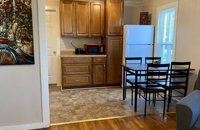 Lively Lindale - 3 Blocks to downtown - Large backyard