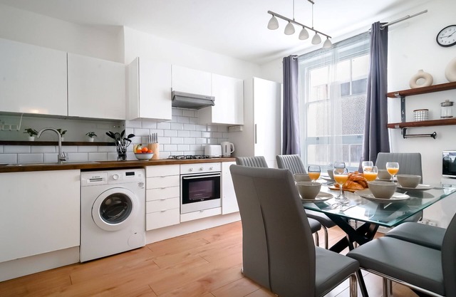 Liverpool Street 2BR City Apartment