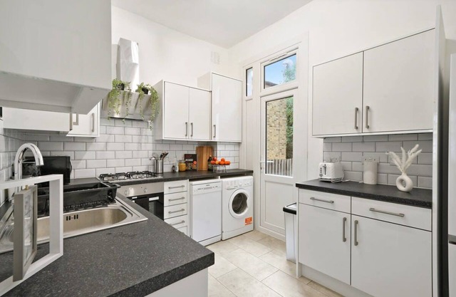 Livestay Stylish Two Bed House with Private Garden
