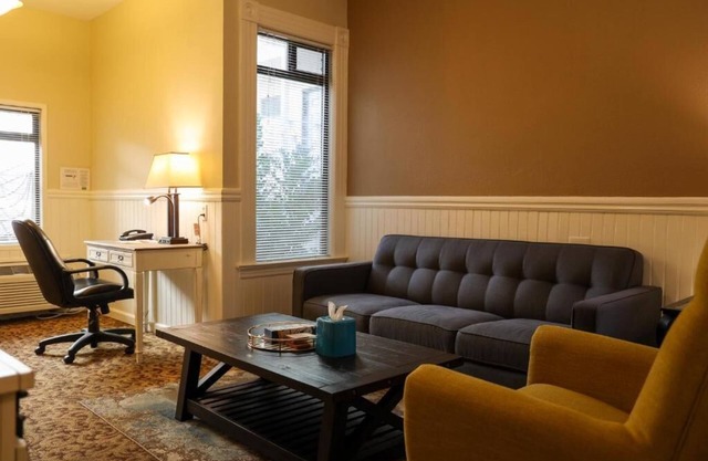 Living Room With 2 Bed Rooms Suite, Centrally Located Motel in SOMA,Free Parking