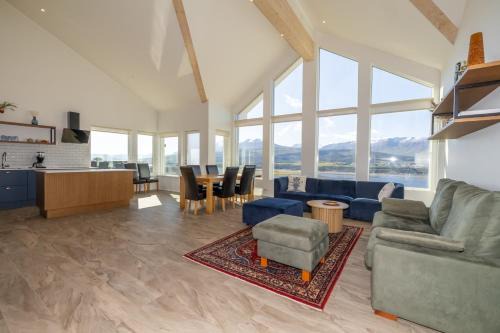 LL Properties - Villa With a Hot tub & Scenic View