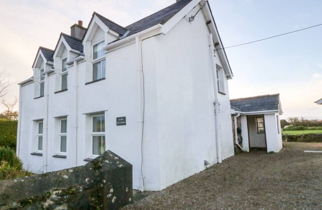 LLAIN RHUTTAN, family friendly, country holiday cottage in Aberdaron