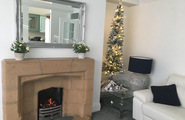 Llandudno by the Pier & Beaches - Great Location - Bright 2 - Bedroom Apt