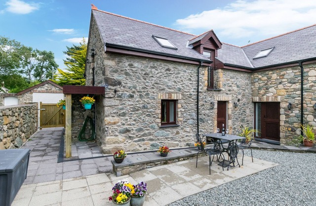 Llofft Marian - Two Bedroom House, Sleeps 4