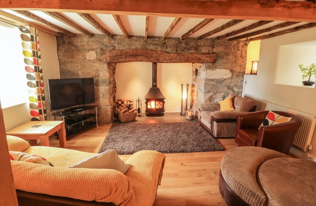 LLWYN AETHNEN, family friendly, character holiday cottage in Trefor