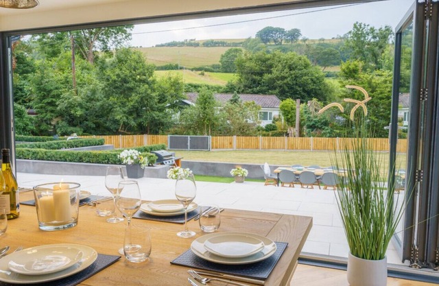 Llys Alaw - Four Bedroom House, Sleeps 8
