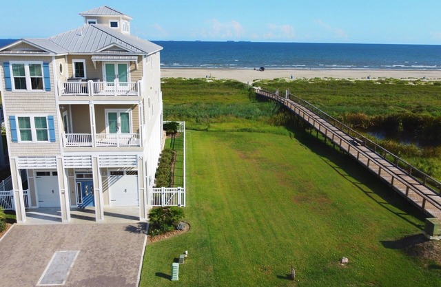 Located in Galveston at Grand Beach │HIGHEST RATED HOUSE │BEACHFRONT │Elevator