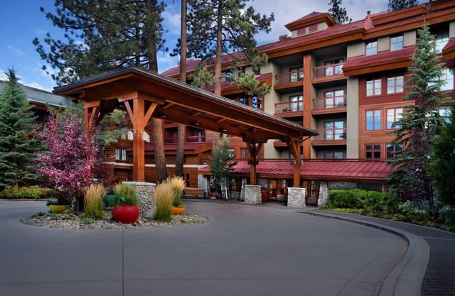 Located in Heavenly Village, nearby restaurants and shopping, ski lift outside !