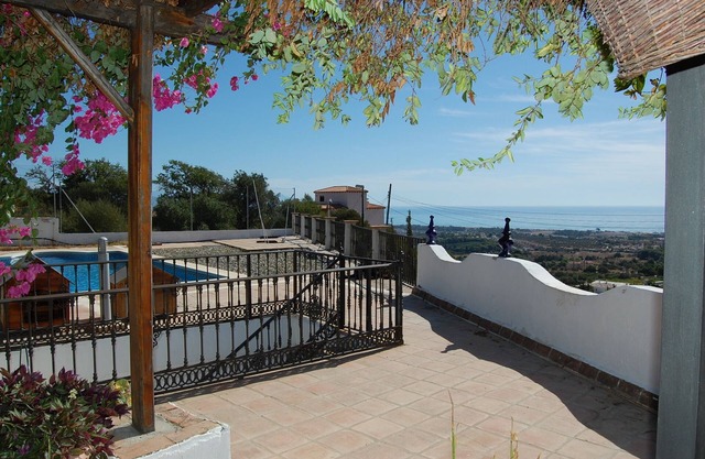 Located in the middle of nature, facing the sea and with its return to the Sierra de Churrian