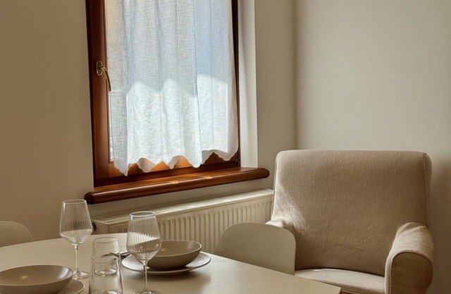 Located just behind Piazza delle Erbe, in the very heart of Belluno’s historic center, this one-bedroom apartment is only steps away from the pedestrian area and the ZTL. You can enjoy local markets, restaurants, and cafés while experiencing the warm