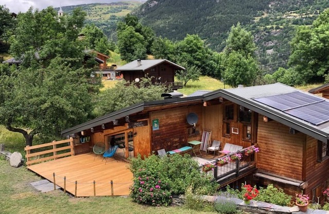 Located less than 2 km from the ski lifts providing access to Arc 2000,
