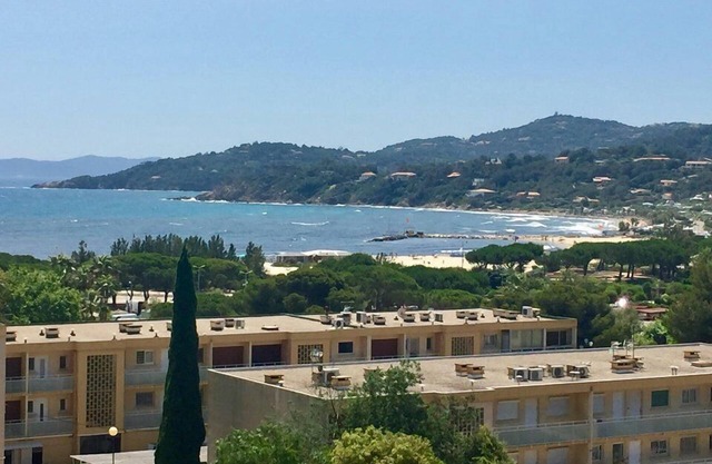 Location 2/3 p. proche du port de Bormes à 300 m de la plage, vue mer