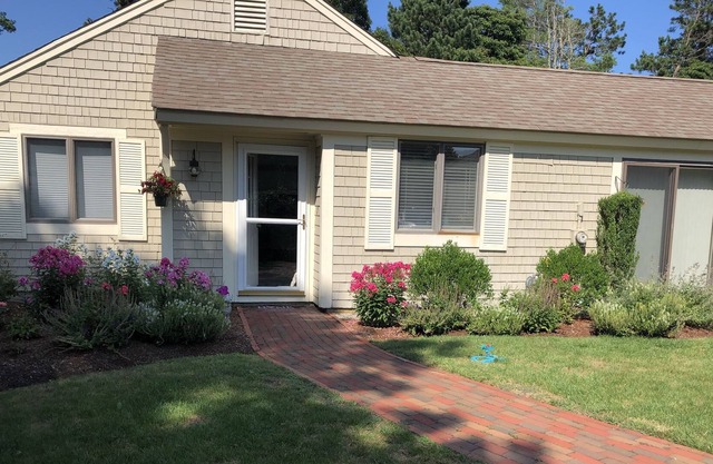 LOCATION! ""SPECTACULAR''' FRONT/ BACKYARD GARDENS/CUL-DE-SAC/GOLF VIEW