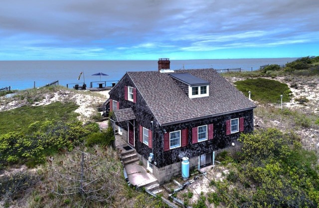 Location! Waterfront- Beachfront Cottage on Ryder Beach