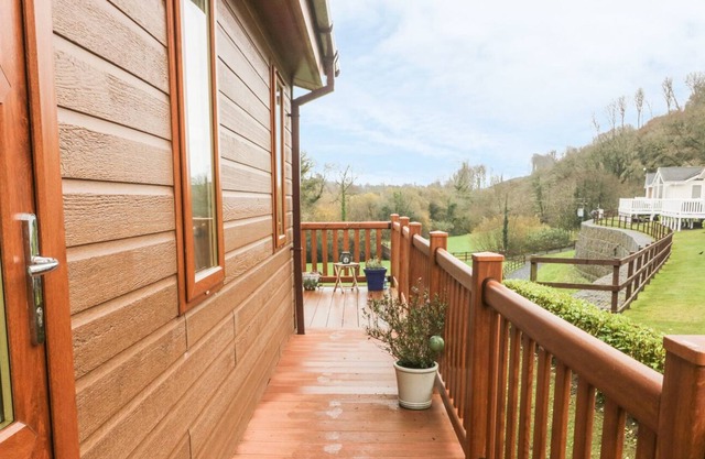 LODGE 78, family friendly, with a garden in Wisemans Bridge