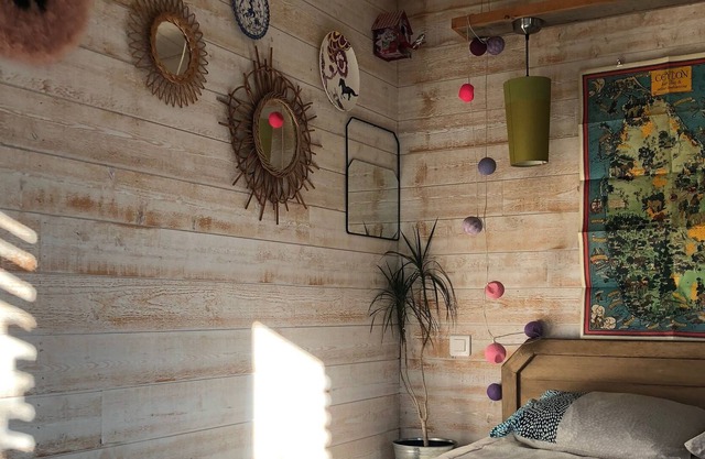 Lodge at Isle sur la Sorgue. Modern cabin in Provence