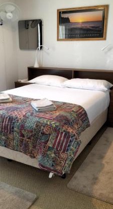 Lodge on the Bay- now Backpacker's Price in Esplanade & Buller St Kingscote-Pay on arrival