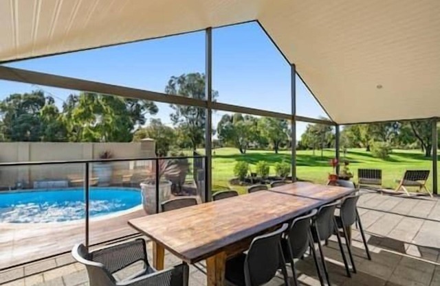 Lodge Studio: Golf Course Views with Private Pool