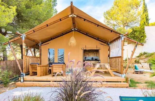 Lodge tent 38 M² + Terrace 16 m² 6 pers. 6 persons