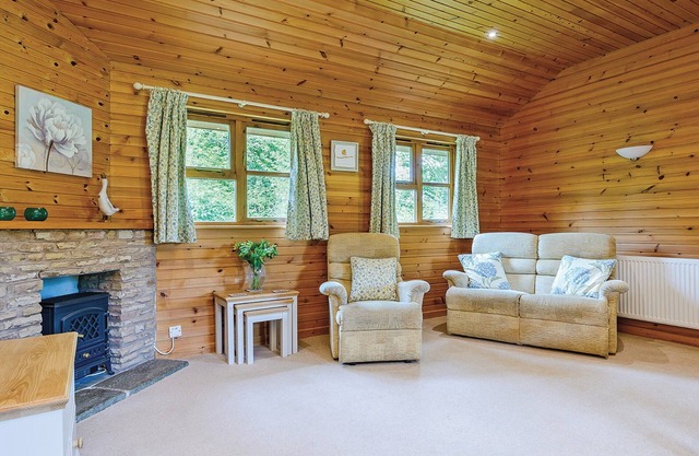 Lodge with one king-size double with en suite bathroom with shower.