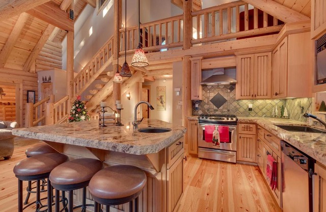 Lodgepole Retreat - A Gorgeous Classic 3BR Log Cabin with Private Hot Tub