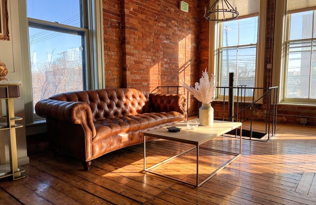 LOFT 40 Swanky Urban Retreat w/ample space 6,000sq/ft, minutes from Downtown