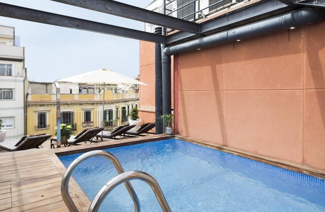 Loft at the Arc de Triomphe in Barcelona with terrace, pool and free Wi-Fi