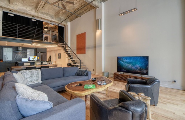 LOFT: Luxury 21' Foot Ceiling, 3 bedroom loft, 2 bath, downtown Montreal