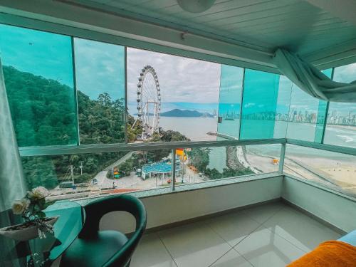 Loft vista panorâmica da Roda gigante e orla de BC