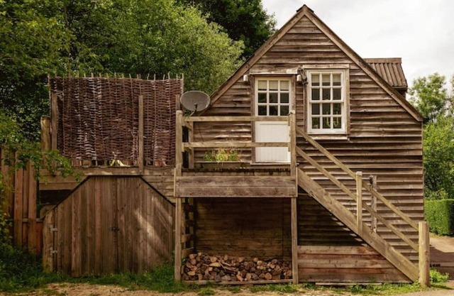 Lofty first floor barn conversion in stunning secluded setting.
