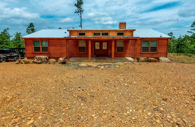 Log cabin in the woods - channel access, kayaks, canoe, firepit, dog-friendly