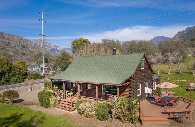 Log Cabin Living in the Sierra Western!