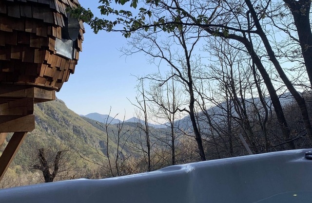 Log Cabin-Vanity unit-Mountain view-Perché dans les Arbres