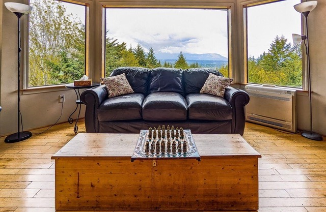 Log Home on 5 Acres sleeps 10 comfortably three bedrooms plus more sleep areas.