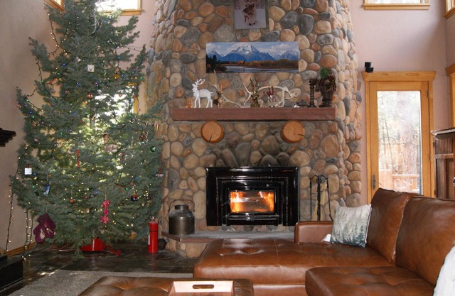 Log Lodge near Colo Springs Just Updated New Toilets, Smart TVs & Lauren bedding