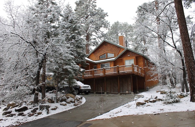 Log Style Cabin in Moonridge, 3bd, 3ba, Sleeps 9, Walk To Slopes, Ntl. Forest