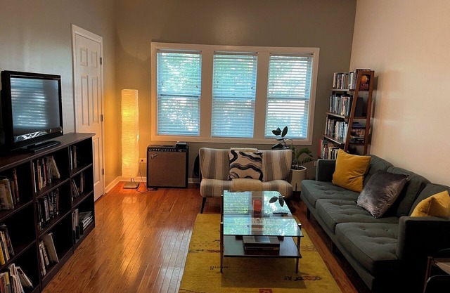 Logan Square Loft — Writer’s Retreat Near Blue Line & Cafés