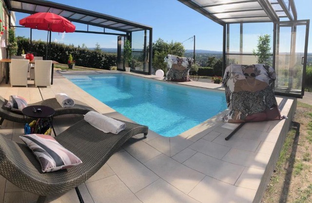 Logement avec spa ,sauna et piscine privée chauffée du 15 avril à début octobre vue