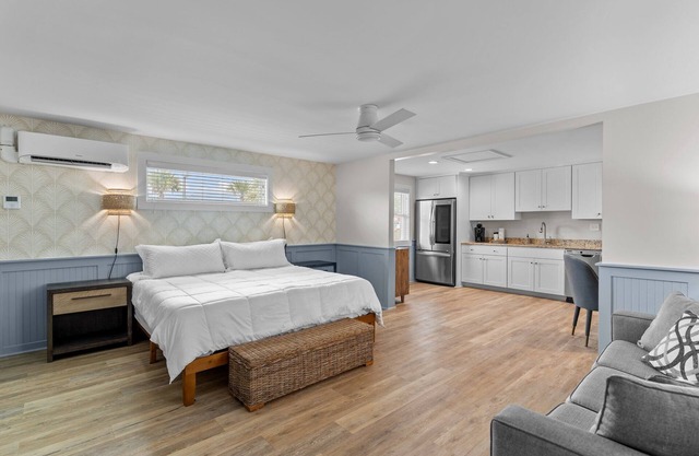 Loggerhead Inn & Suites - Premium King Suite in hotel in Surf City, North Carolina