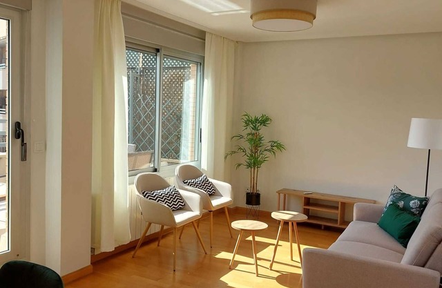 LOIRA PLAZA MOZART: Modern Shelter with Terrace