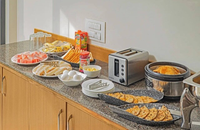 Lokhandwala Residency by Glitz Hotel
