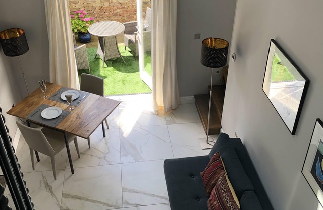 London-Apartment-Sleeps2-PrivateEntrance