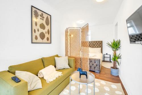 London Link Studio sleeps 3 - Access to Wembley, Coldplay, Fashion Week, 10 Min Tube, Parking