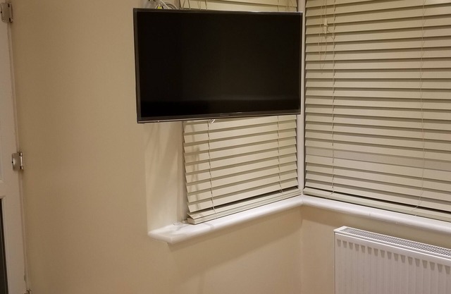 London Luxury Apartment 1 Bed Studio 1 min walk to Redbridge Tube Station