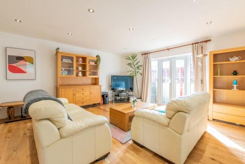 London Stratford - Spacious 2 bed flat with secured parking & private garden