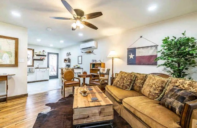 Lone Star Suite: Rustic Luxe, 2 King Beds, Fireplace, Full Kitchen, courtyard