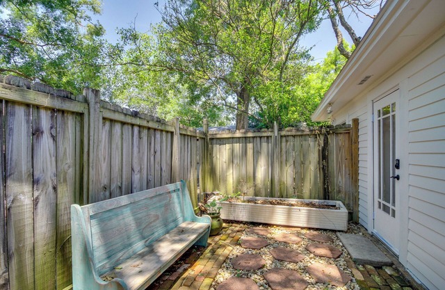 Long Beach Cottage, Walk to Beach & Downtown!