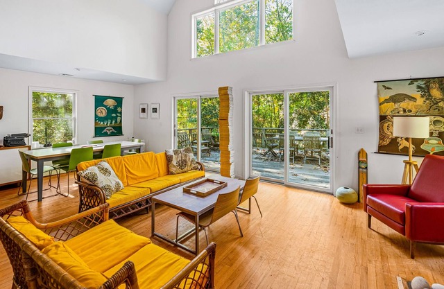 Long Island hideaway with deck, grill & fireplace - walk to Hither Hills Beach